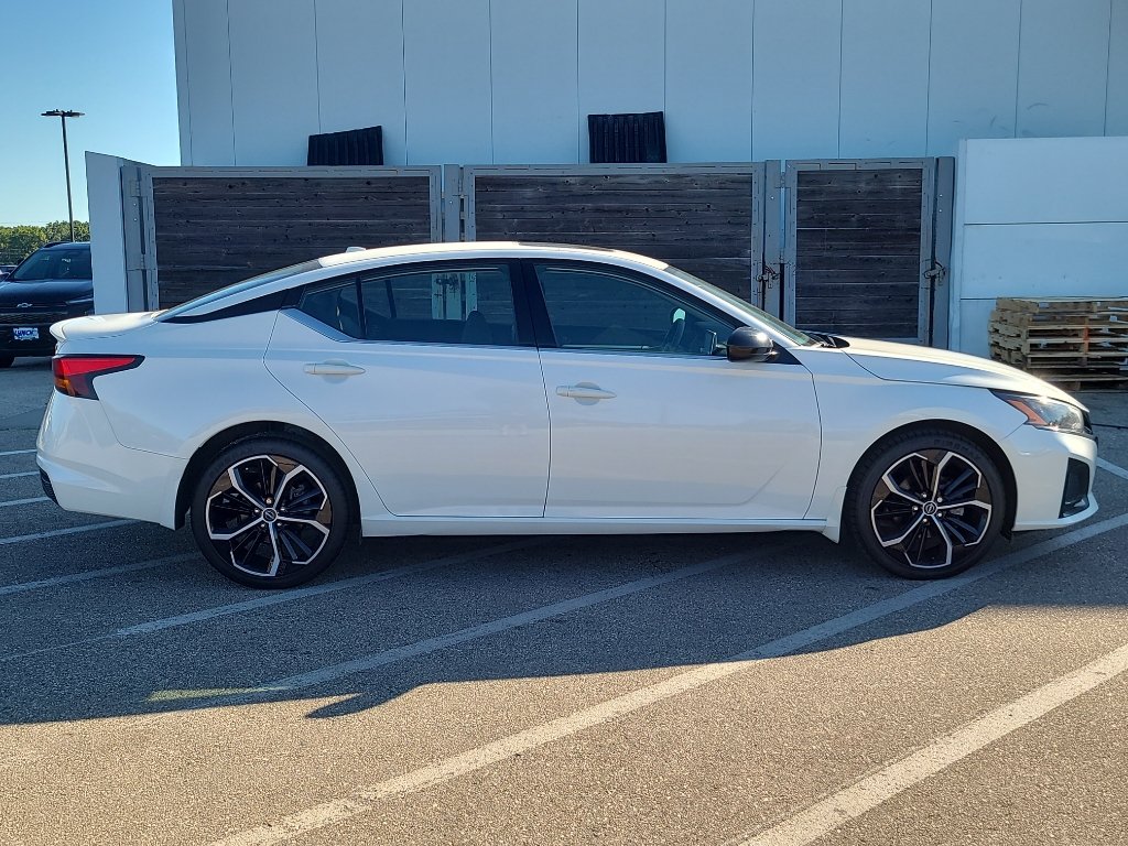 Used 2023 Nissan Altima 2.5 SR AWD/4WD image 7