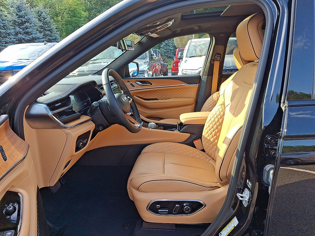 Certified 2024 Jeep Grand Cherokee Summit AWD/4WD image 11