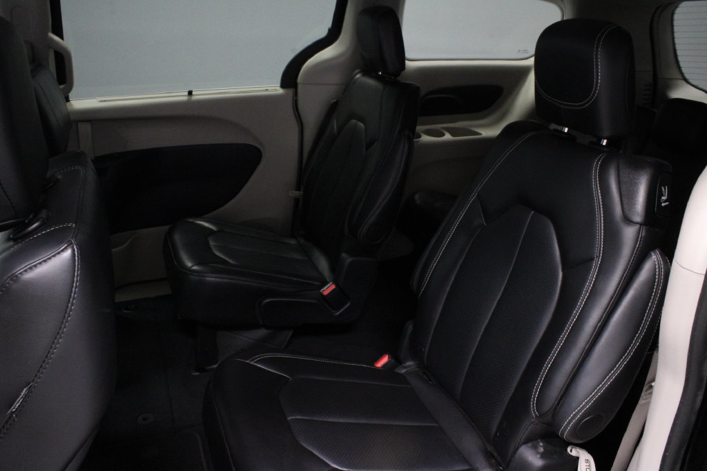Used 2024 Chrysler Pacifica Touring-L FWD image 20