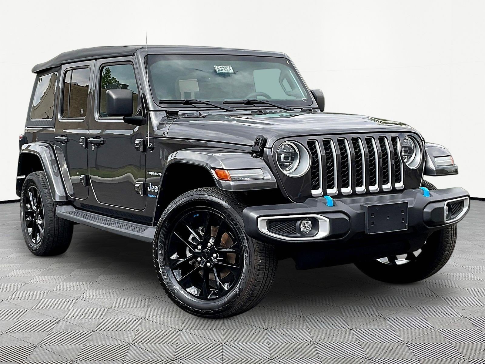 Used 2023 Jeep Wrangler Unlimited Sahara AWD/4WD image 3