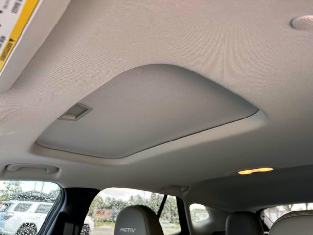Used 2025 Chevrolet Trax ACTIV w/ Sunroof Package image 18