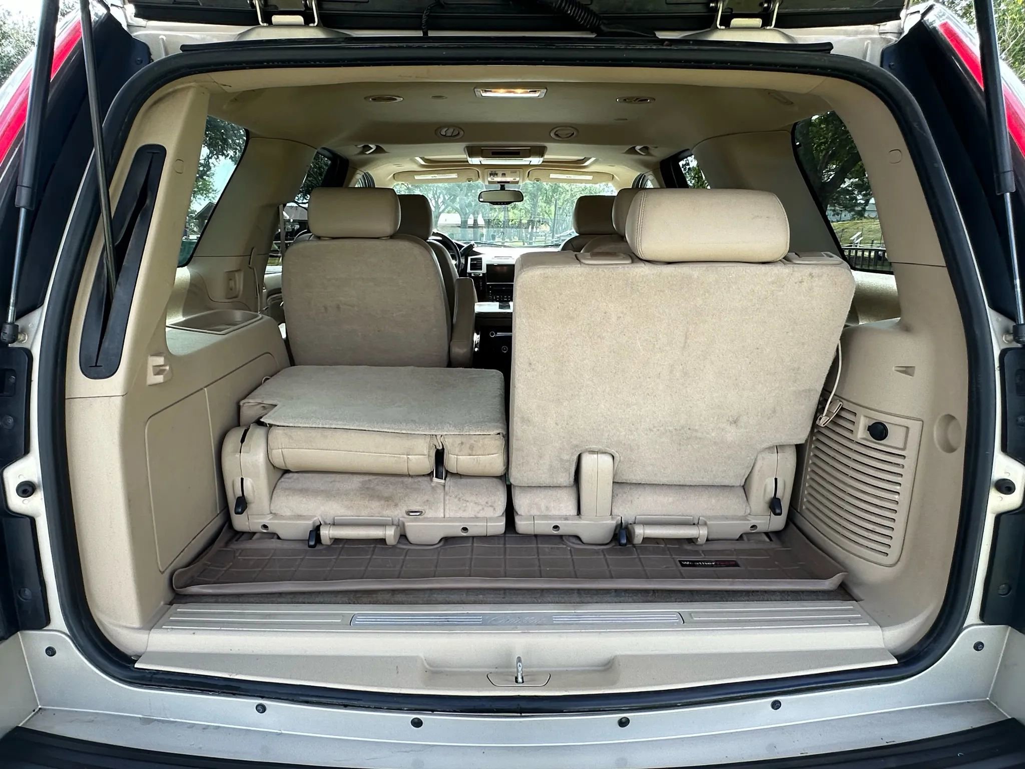 Used 2010 Cadillac Escalade Premium image 16