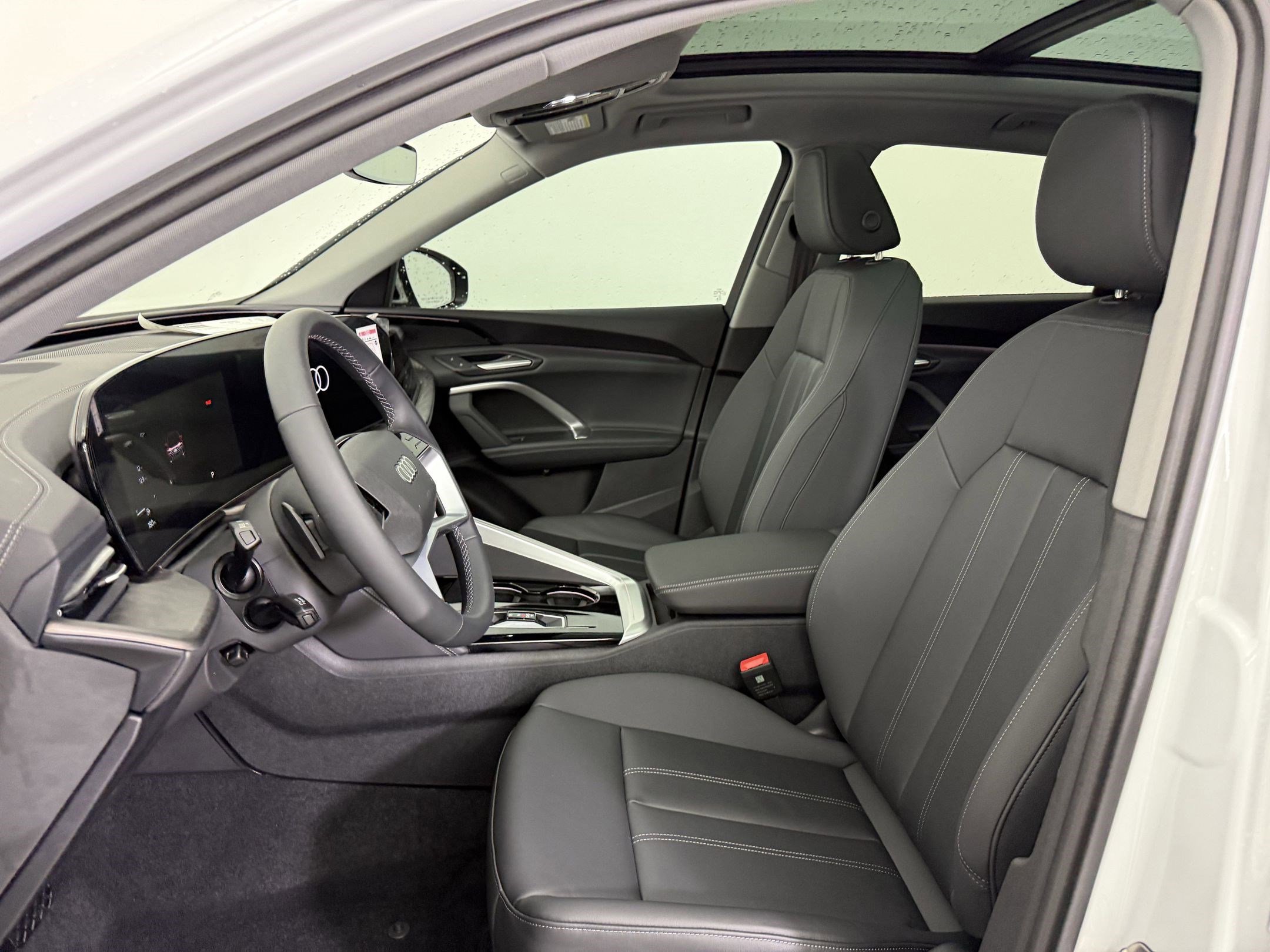 Used 2025 Audi Q5 Premium w/ Convenience Package image 4