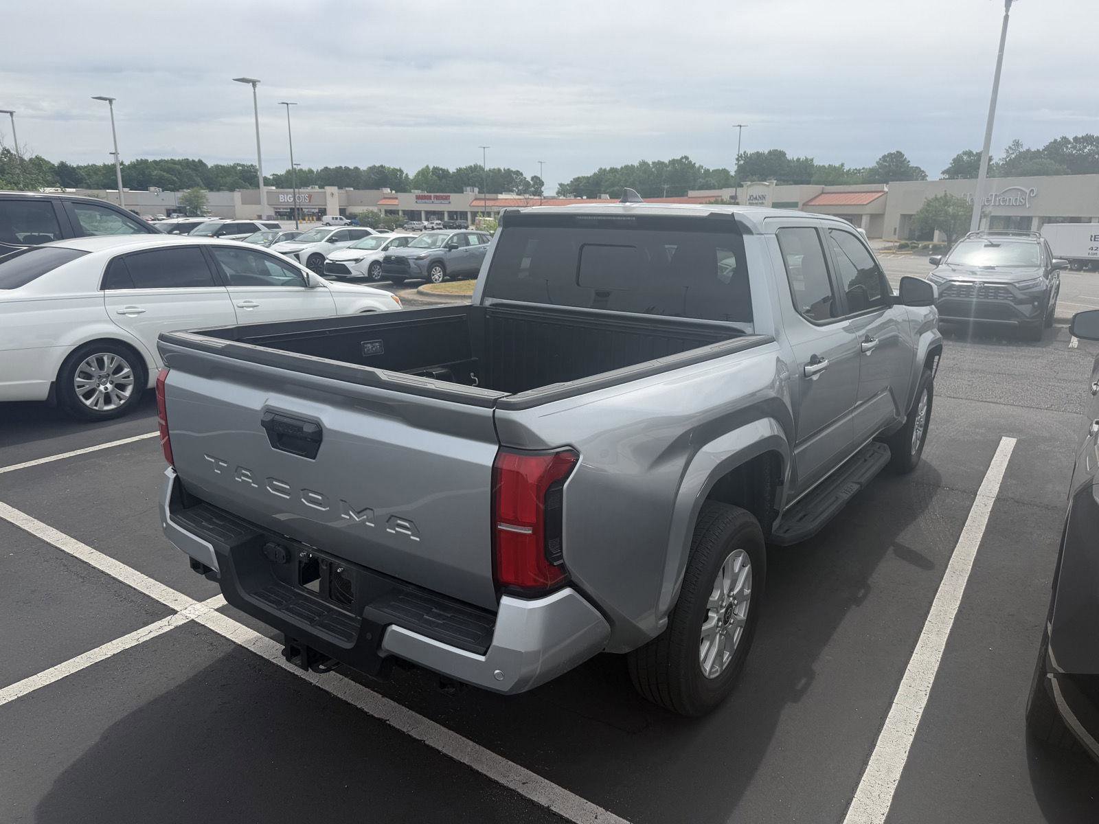 Used 2024 Toyota Tacoma SR5 AWD/4WD image 9