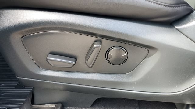 Used 2023 Ford Explorer XLT w/ Equipment Group 202A AWD/4WD image 19
