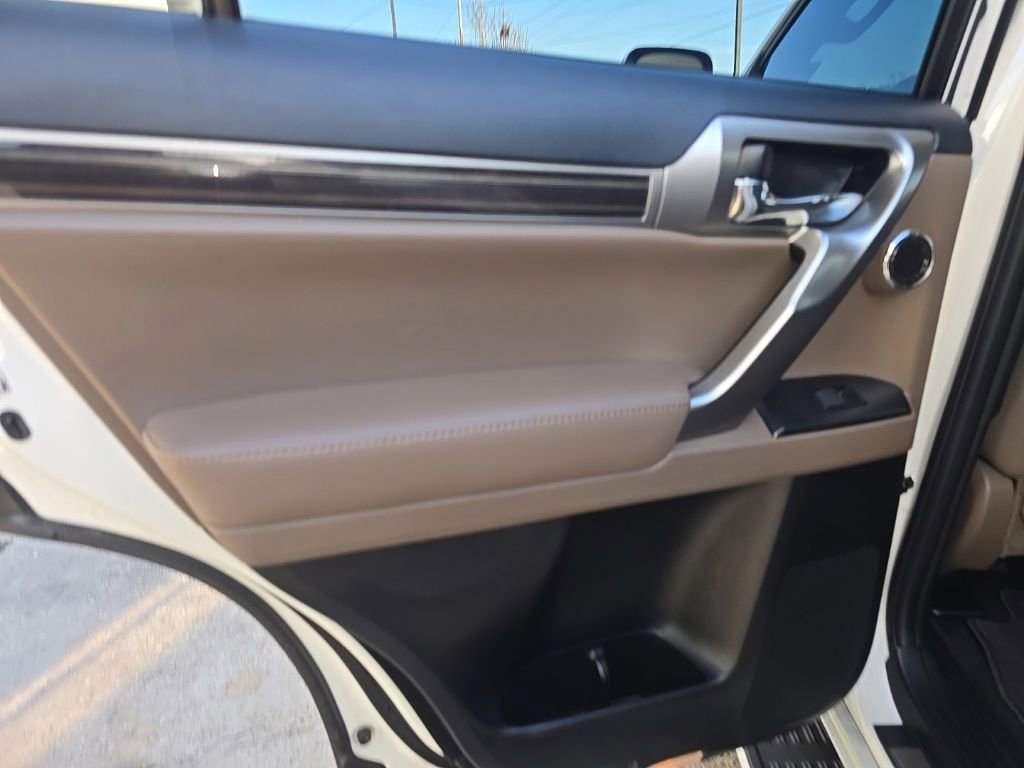 Used 2023 Lexus GX 460 Premium w/ Accessory Package image 39