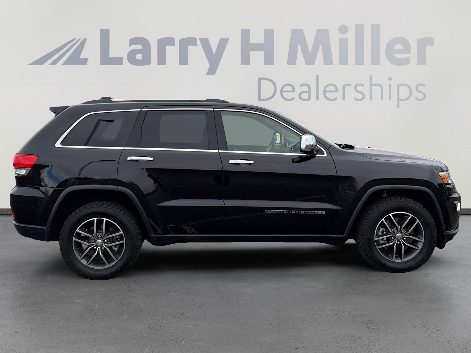 Used 2017 Jeep Grand Cherokee Limited w/ Trailer Tow Group IV image 7