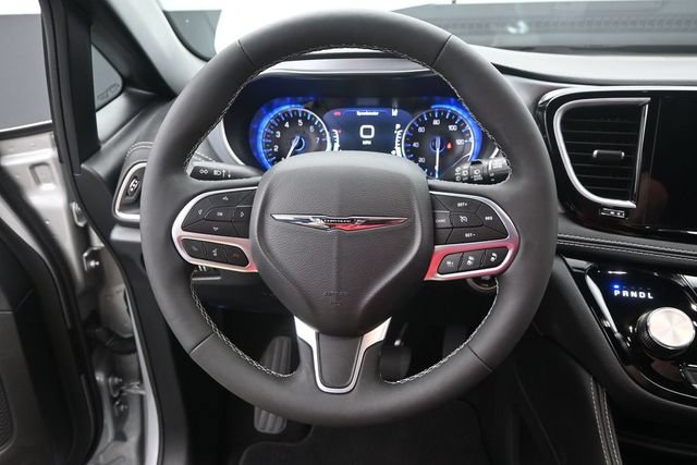 Used 2026 Chrysler Pacifica Limited FWD image 7