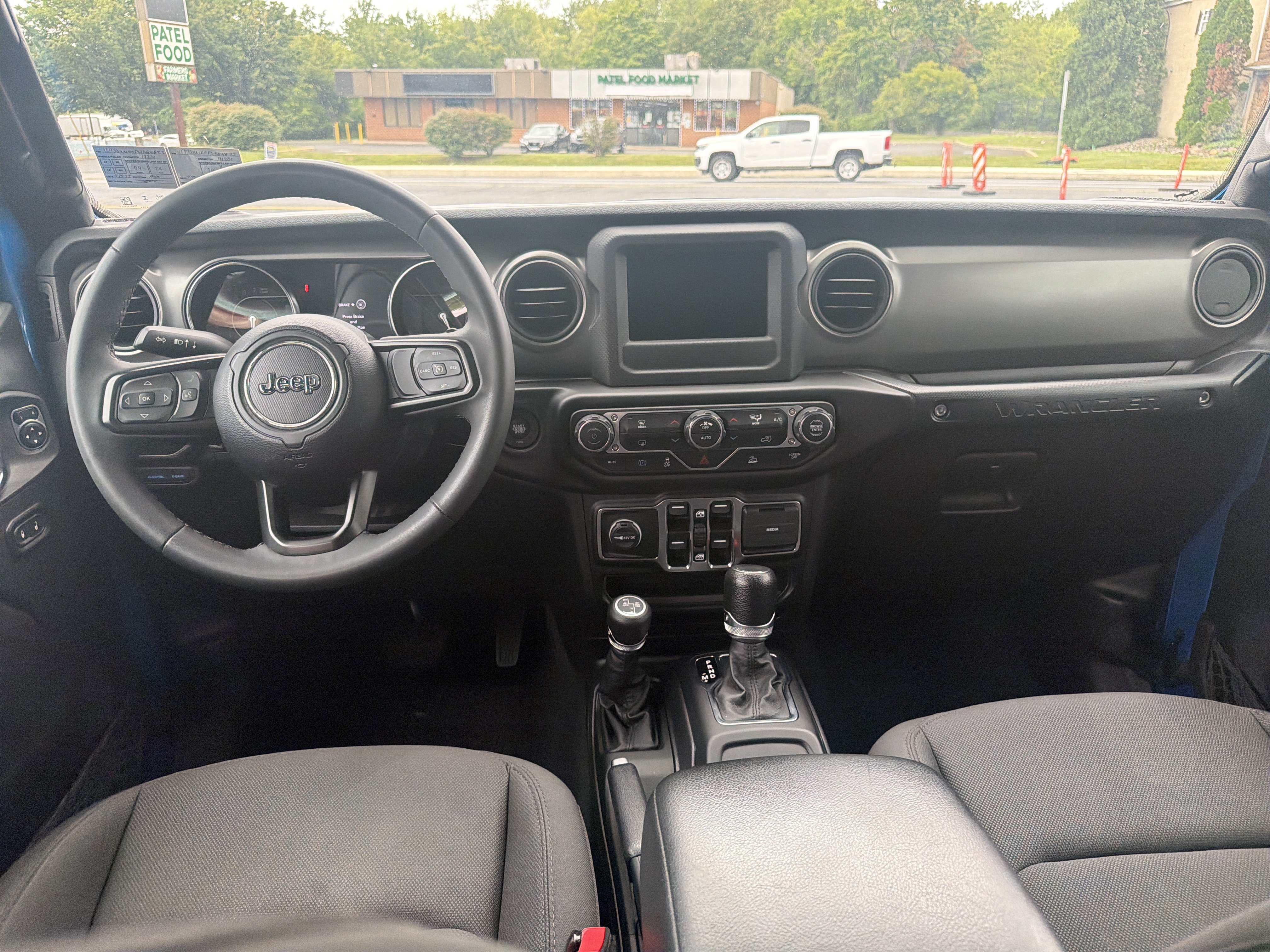 Certified 2023 Jeep Wrangler Unlimited w/ Convenience Group AWD/4WD image 15