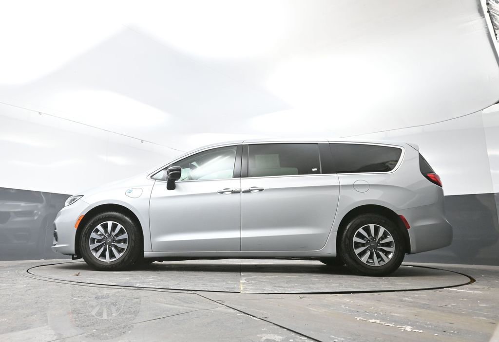 Used 2024 Chrysler Pacifica Select image 54