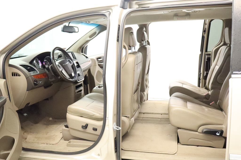 Used 2014 Chrysler Town & Country Touring FWD image 15