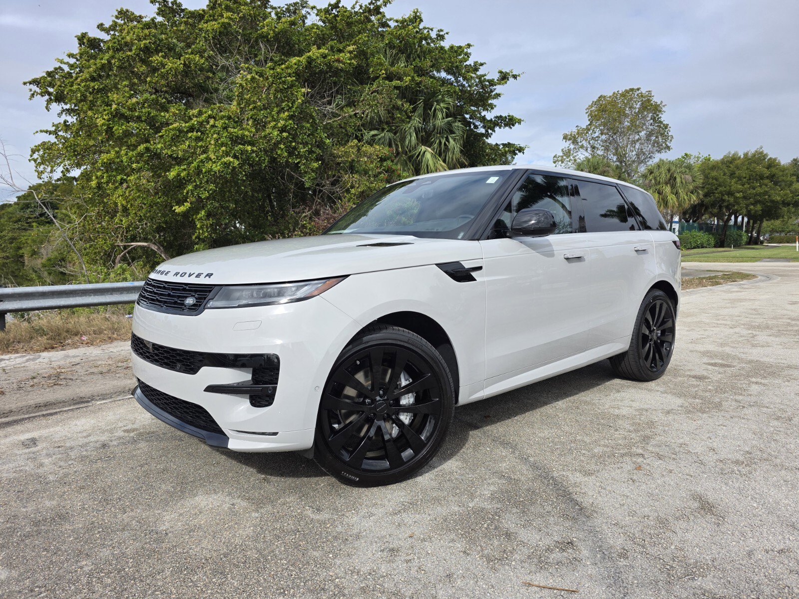 New 2026 Land Rover Range Rover Sport Dynamic SE