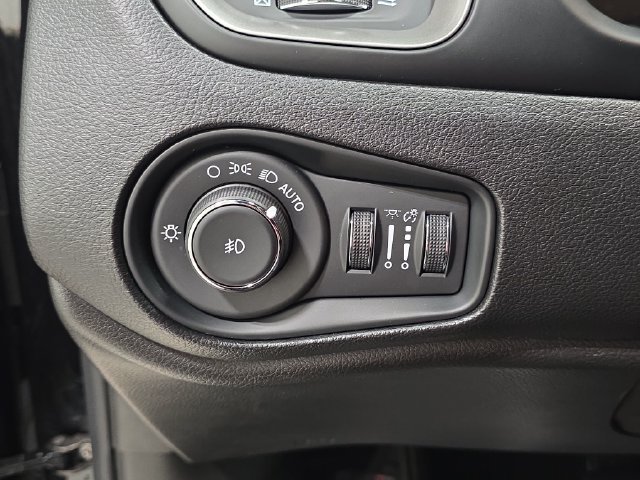 Used 2021 Jeep Renegade Latitude AWD/4WD image 24