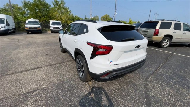 New 2025 Chevrolet Trax RS w/ Sunroof Package image 8