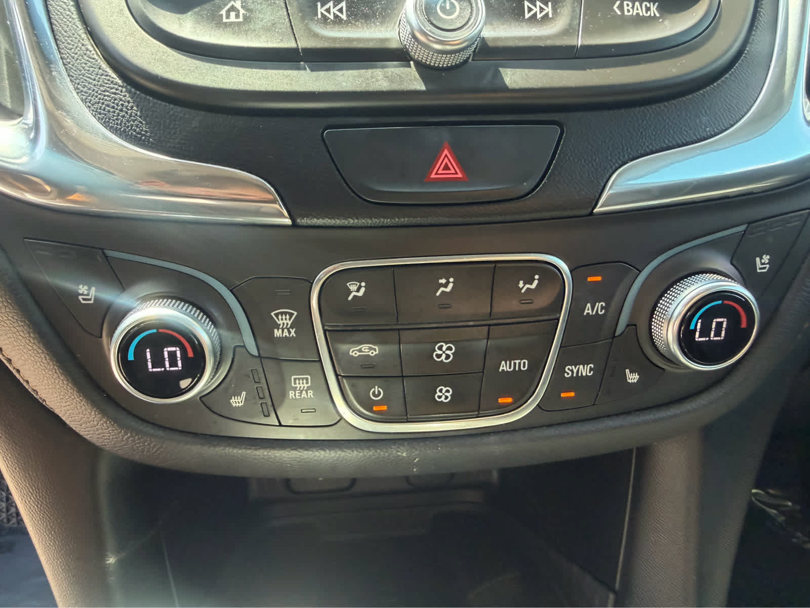 Used 2018 Chevrolet Equinox Premier FWD image 29