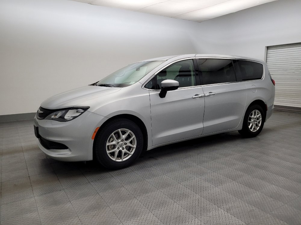 Used 2022 Chrysler Voyager LX FWD image 2