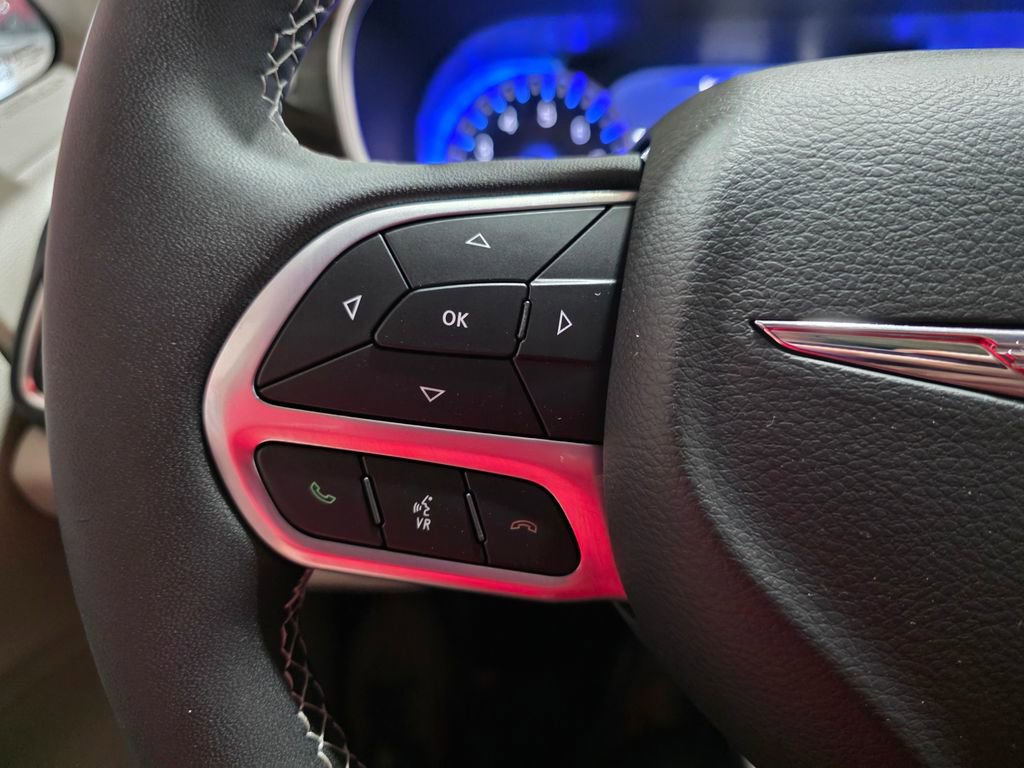 Used 2024 Chrysler Pacifica Limited image 29