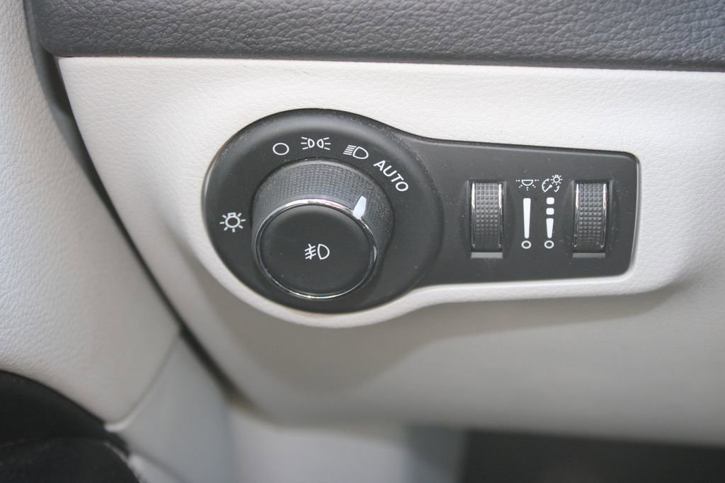 Used 2018 Jeep Compass Latitude w/ Popular Equipment Group image 19