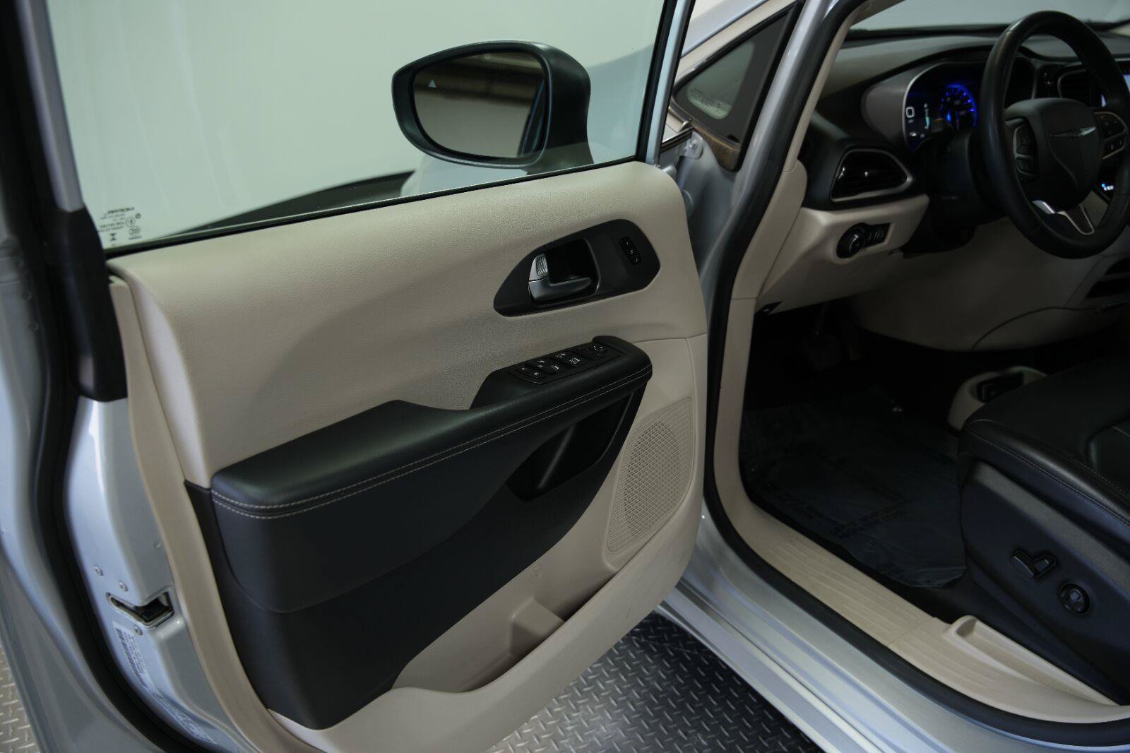 Used 2023 Chrysler Pacifica Touring-L FWD image 26
