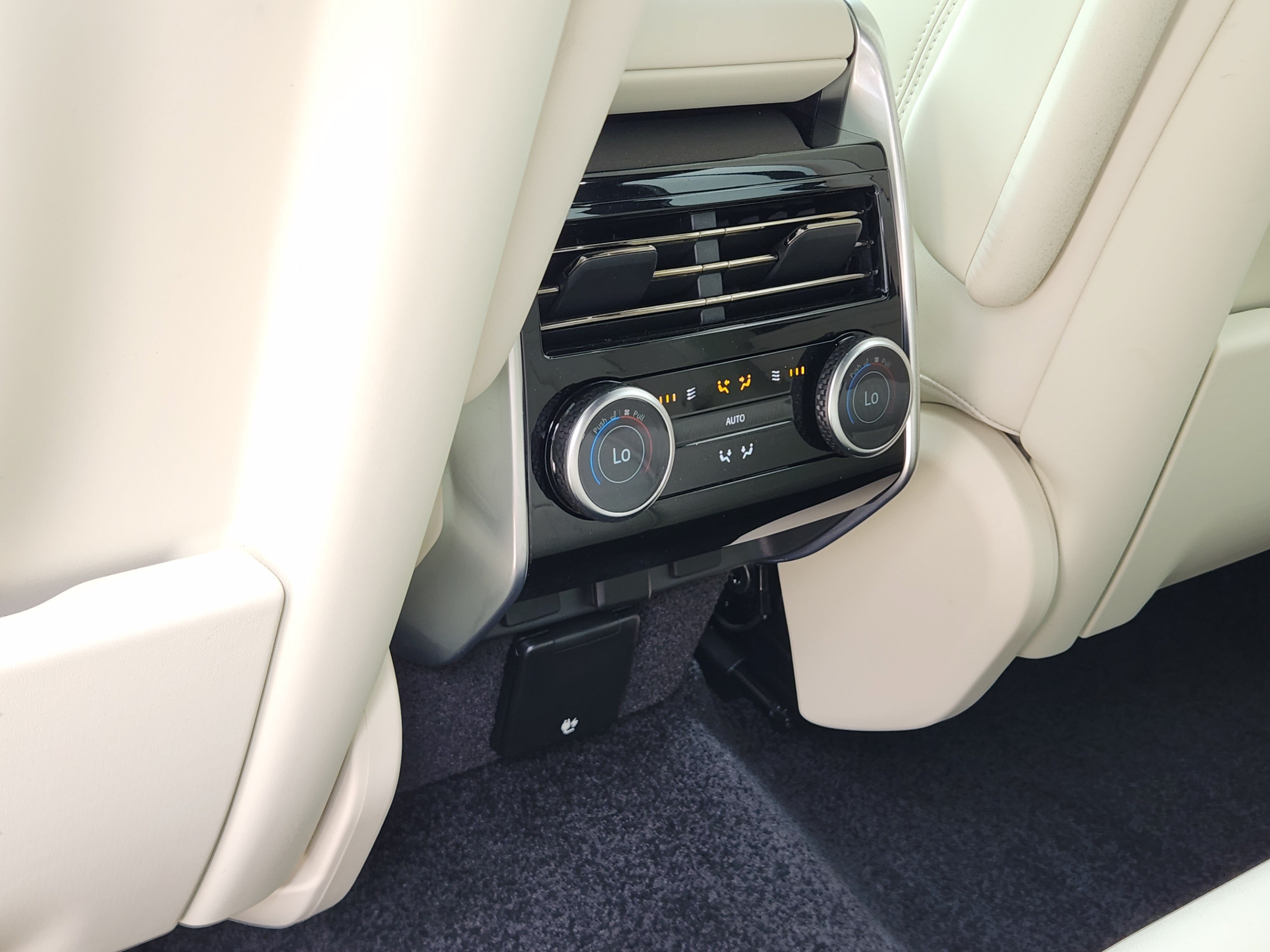 Certified 2025 Land Rover Range Rover SE AWD/4WD image 26