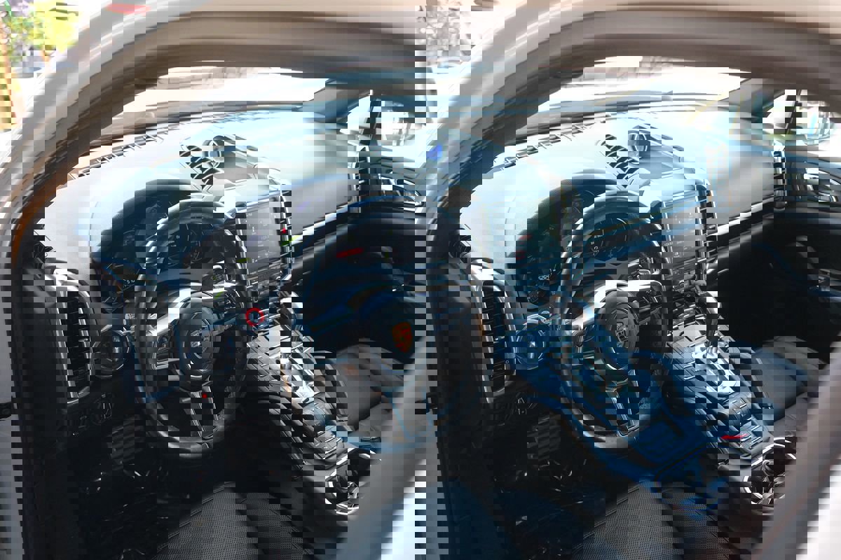 Used 2017 Porsche Cayenne S image 58