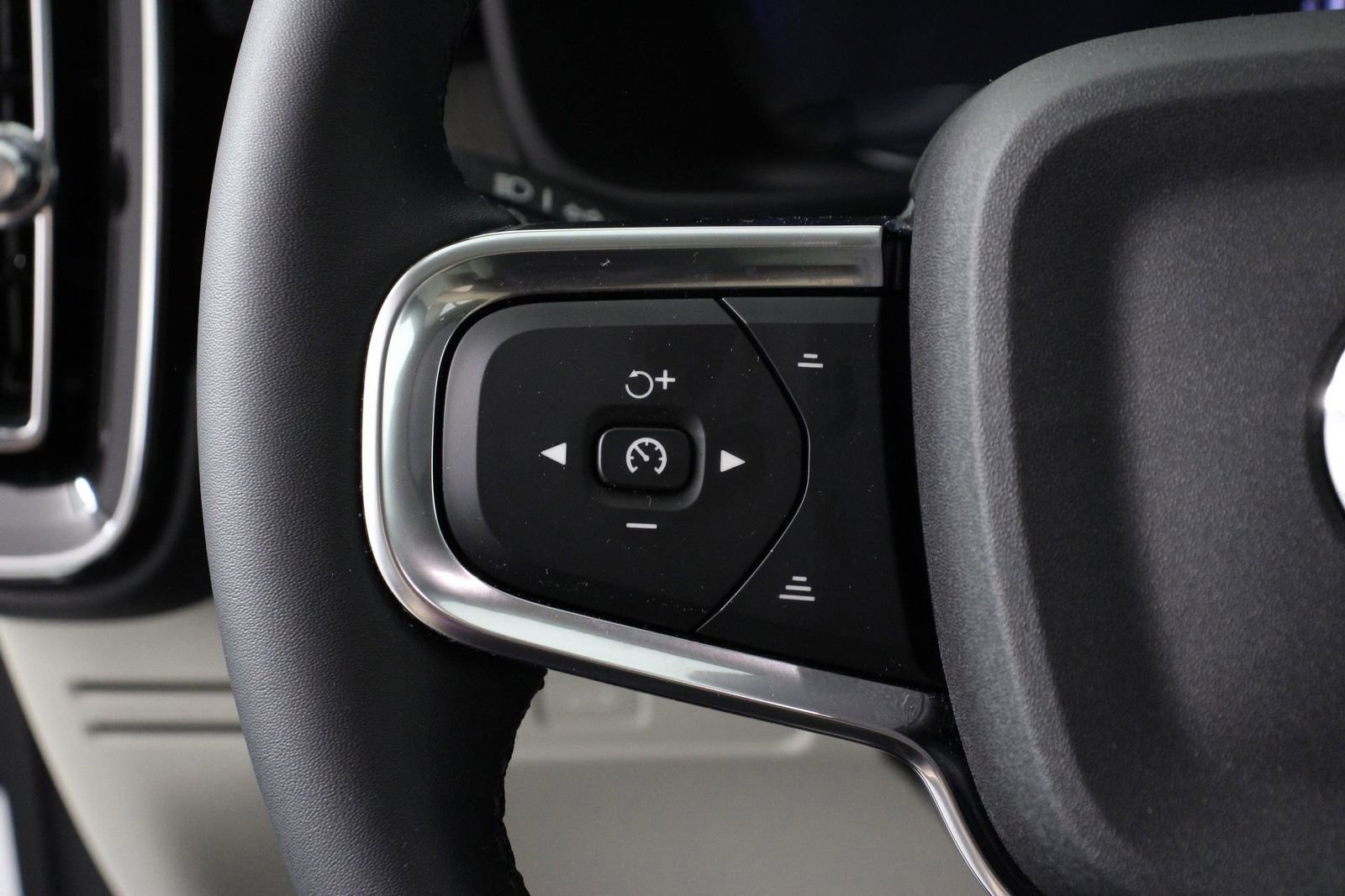 Certified 2026 Volvo XC40 B5 Plus w/ Protection Package Premier image 10