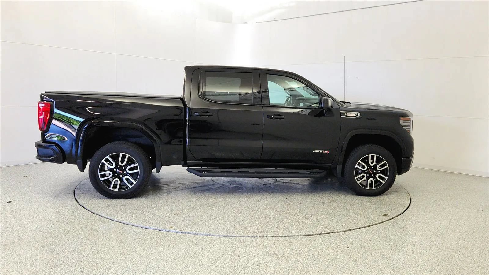 Used 2025 GMC Sierra 1500 AT4 w/ Technology Package AWD/4WD image 8