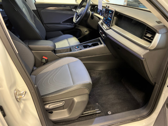 Used 2025 Volkswagen Tiguan SE FWD image 11