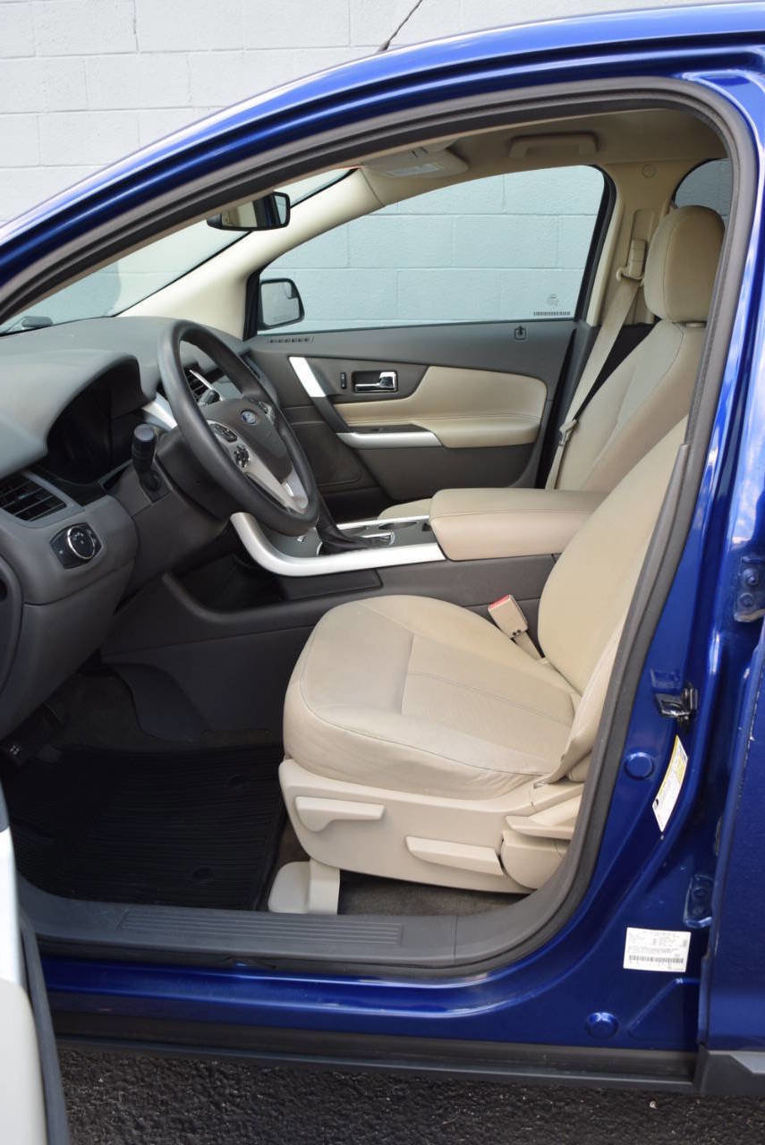 Used 2013 Ford Edge SE image 2