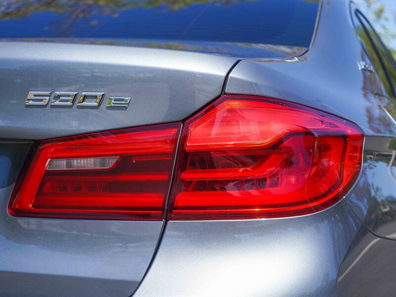 Used 2019 BMW 530e w/ M Sport Package RWD image 15