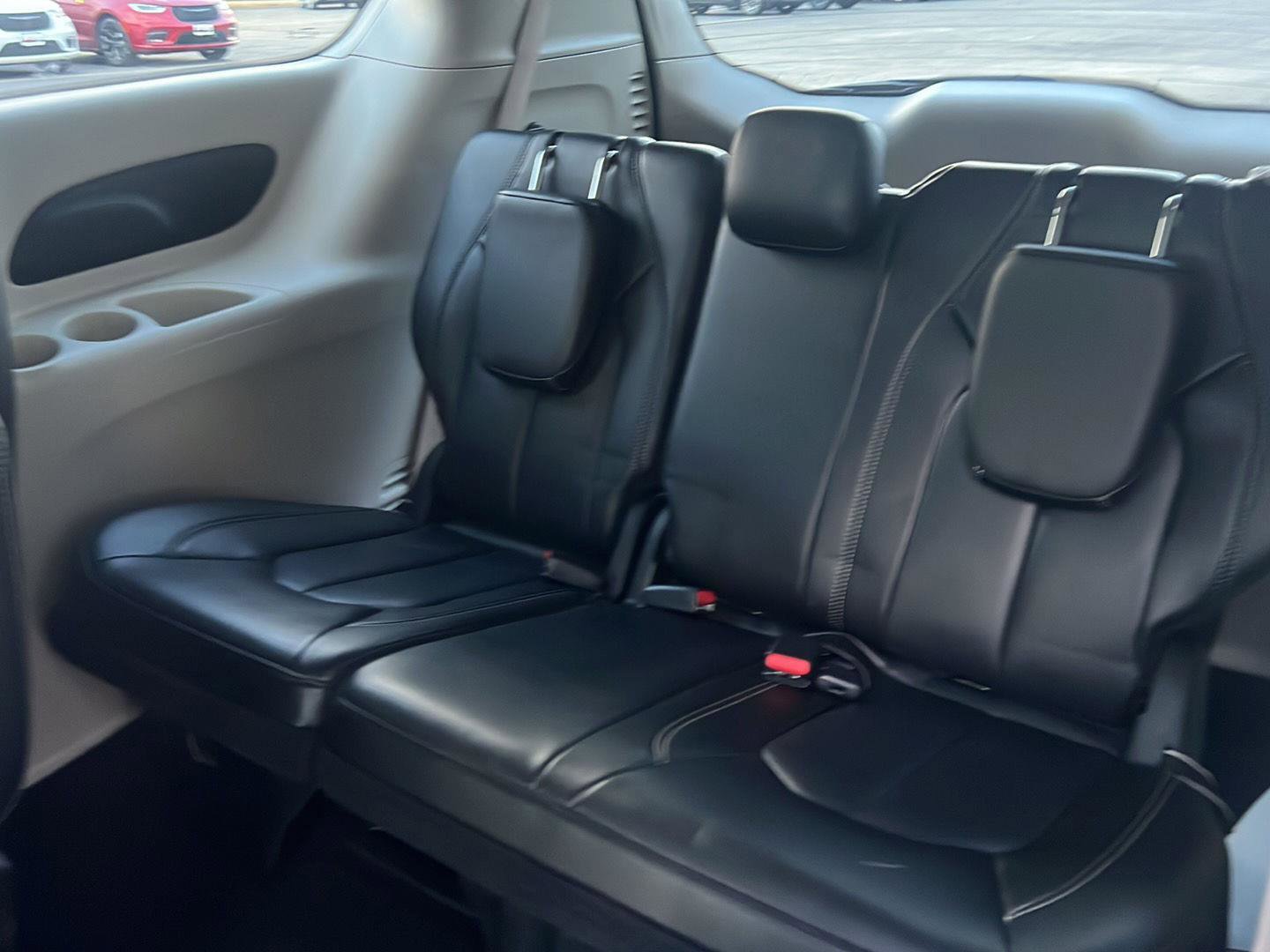 Used 2023 Chrysler Pacifica Touring-L image 14