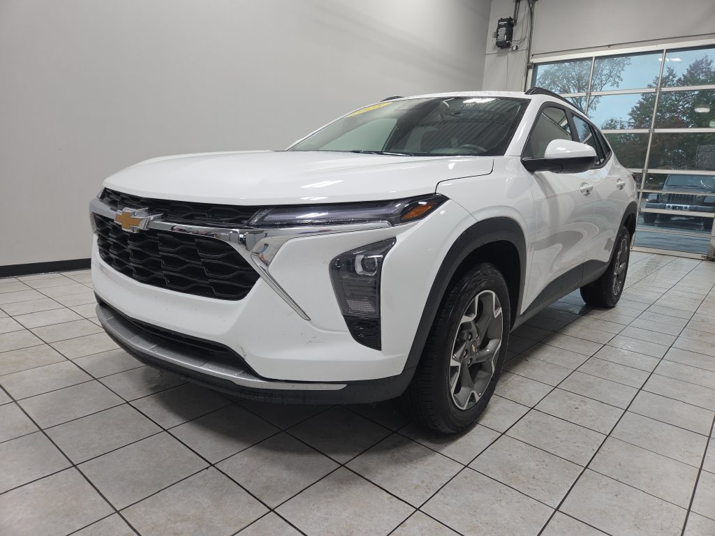 Used 2025 Chevrolet Trax LT w/ LT Convenience Package FWD image 7