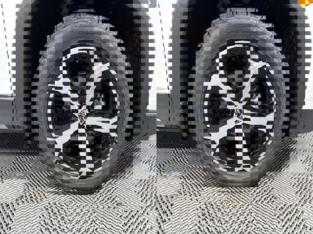 New 2025 Volkswagen Tiguan SE image 12