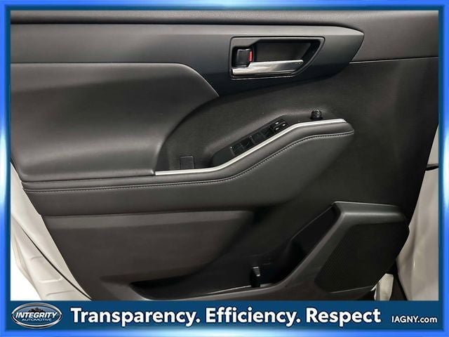 Used 2022 Toyota Highlander XLE AWD/4WD image 24