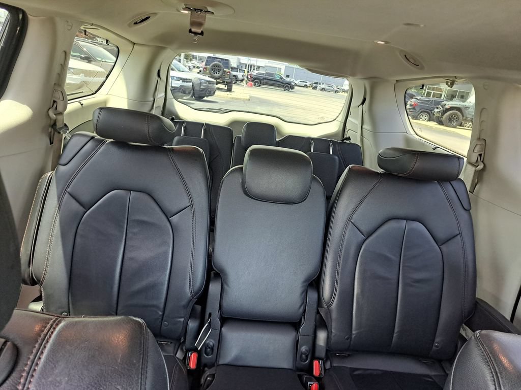 Used 2017 Chrysler Pacifica Touring-L FWD image 31