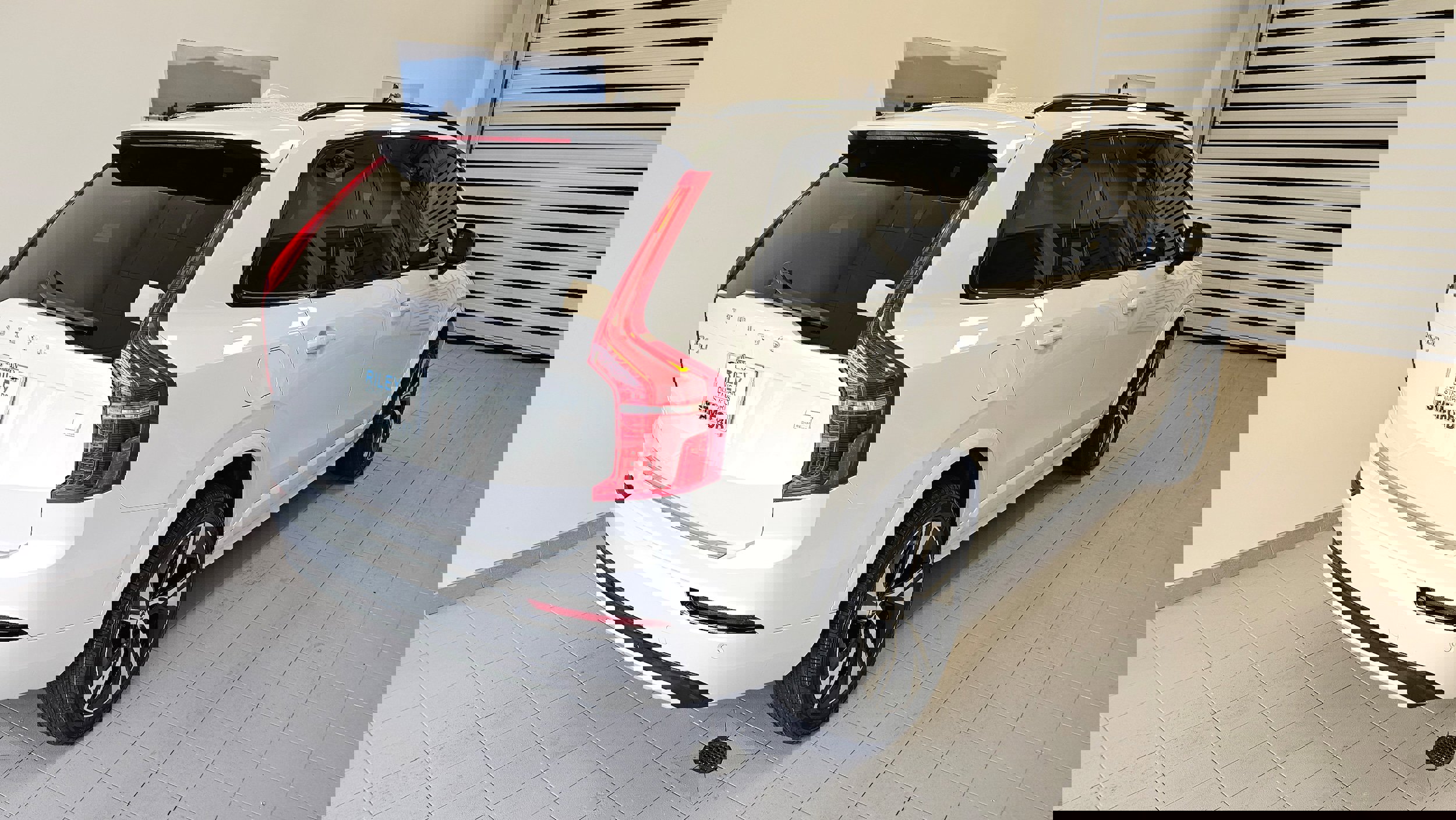 Certified 2022 Volvo XC90 T8 R-Design w/ Advanced Package image 5