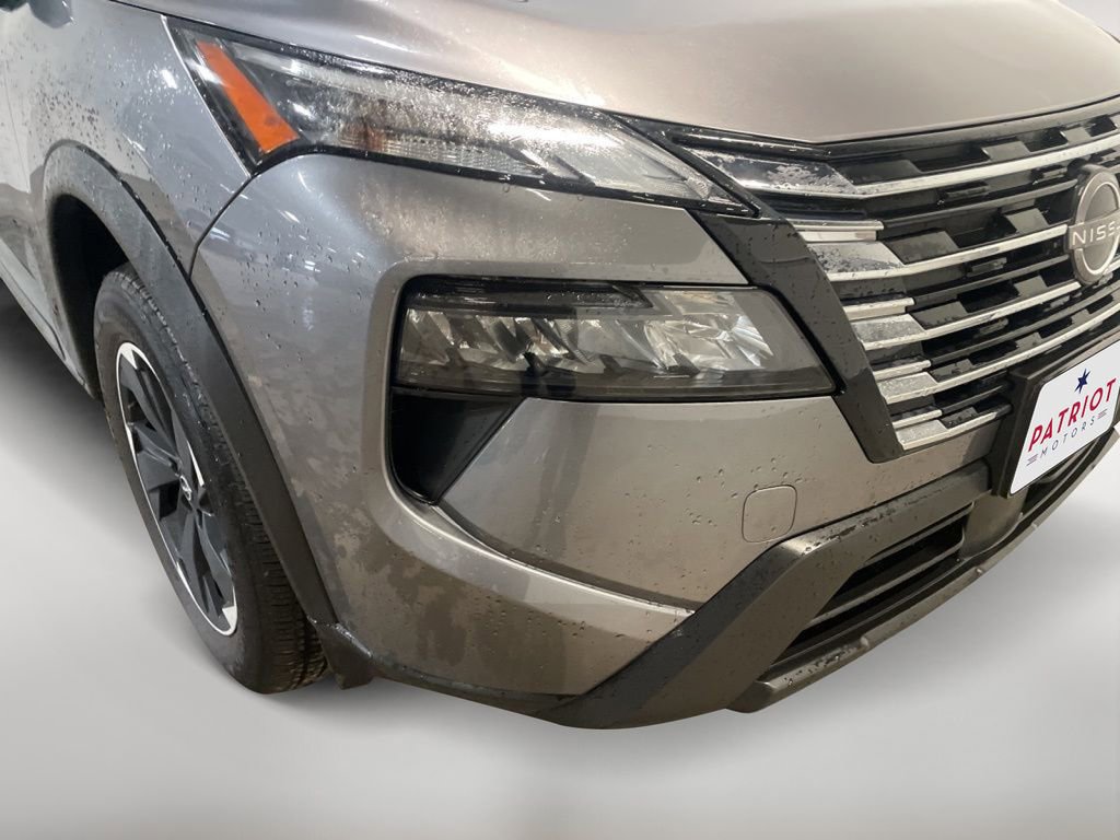 Used 2024 Nissan Rogue SV AWD/4WD image 2