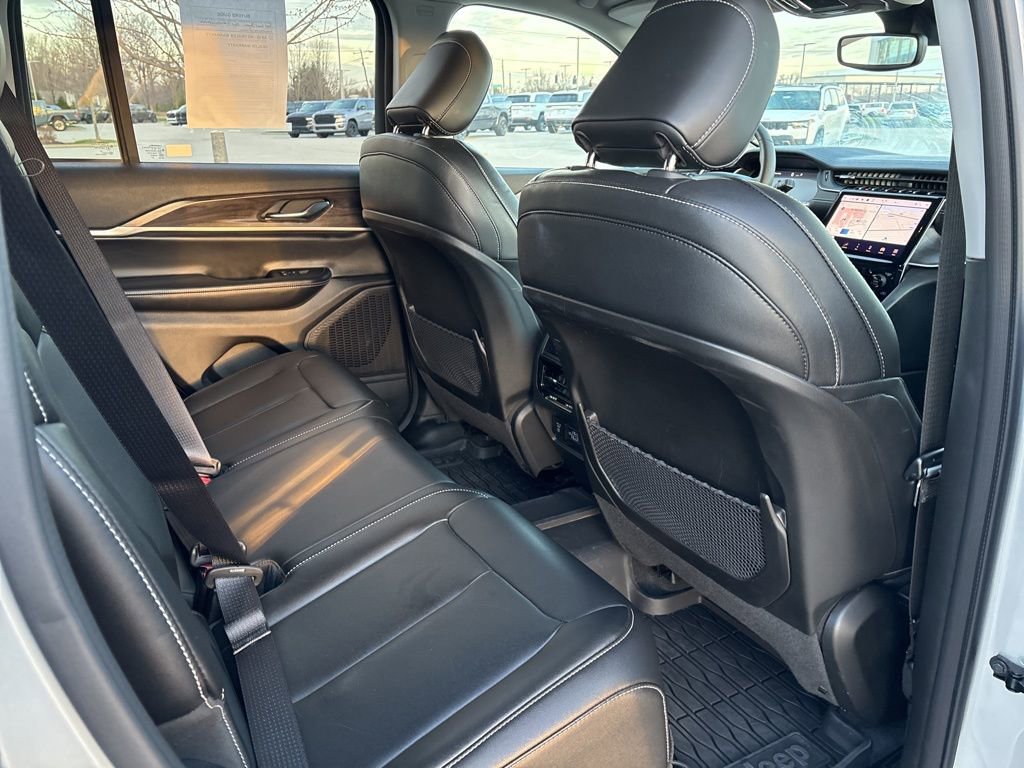 Certified 2024 Jeep Grand Cherokee Limited w/ Black Appearance Package image 12