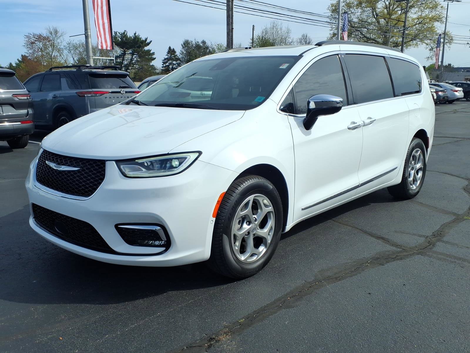 Used 2023 Chrysler Pacifica Limited AWD/4WD image 3