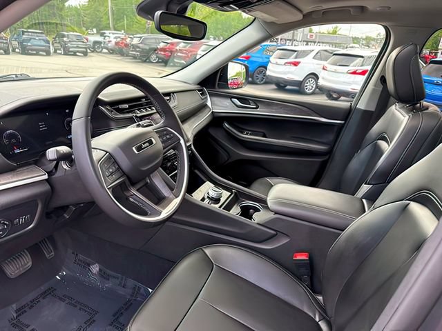 Used 2024 Jeep Grand Cherokee L Limited w/ Black Appearance Package AWD/4WD image 17
