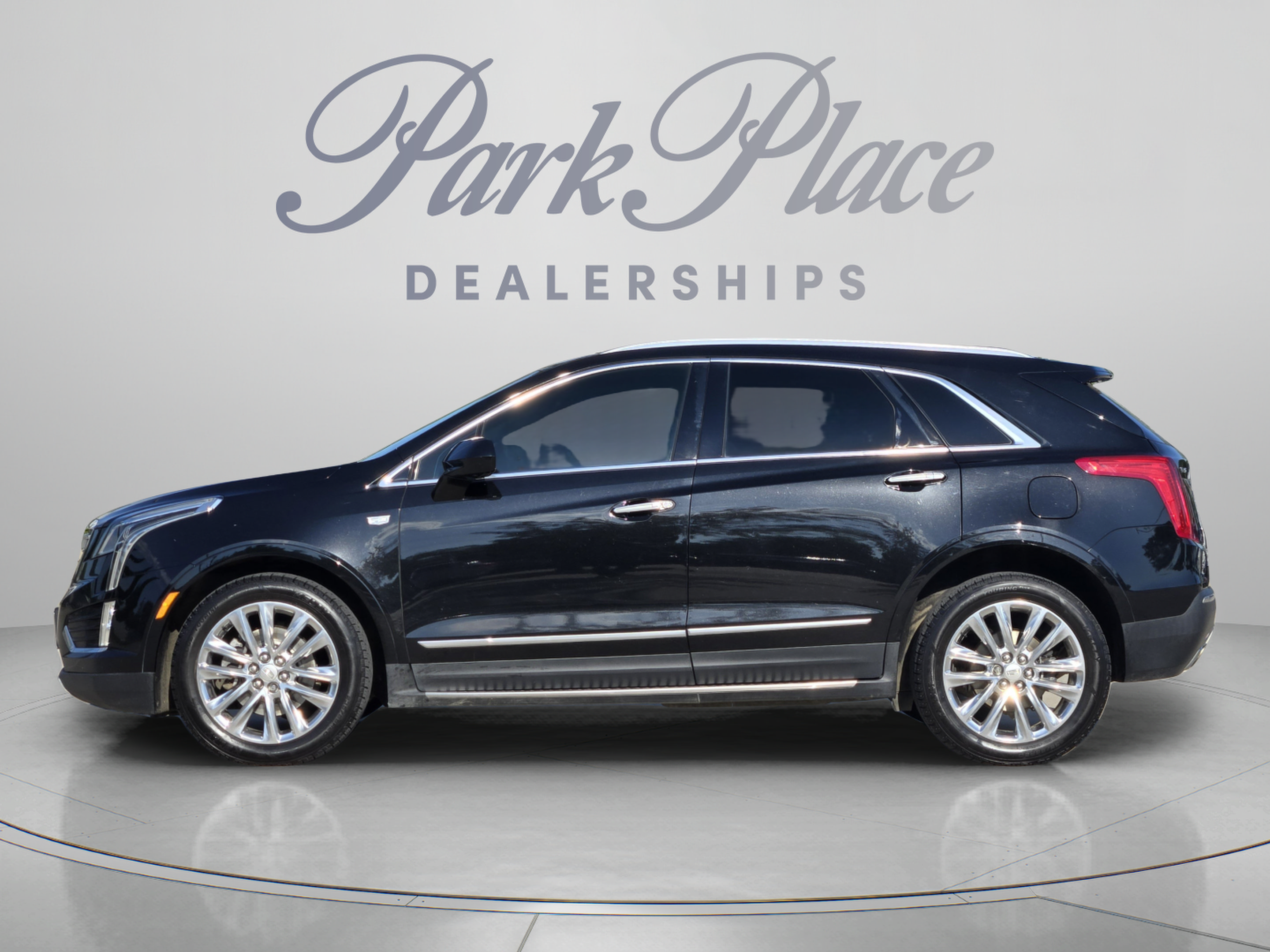 Used 2017 Cadillac XT5 Platinum AWD/4WD image 2