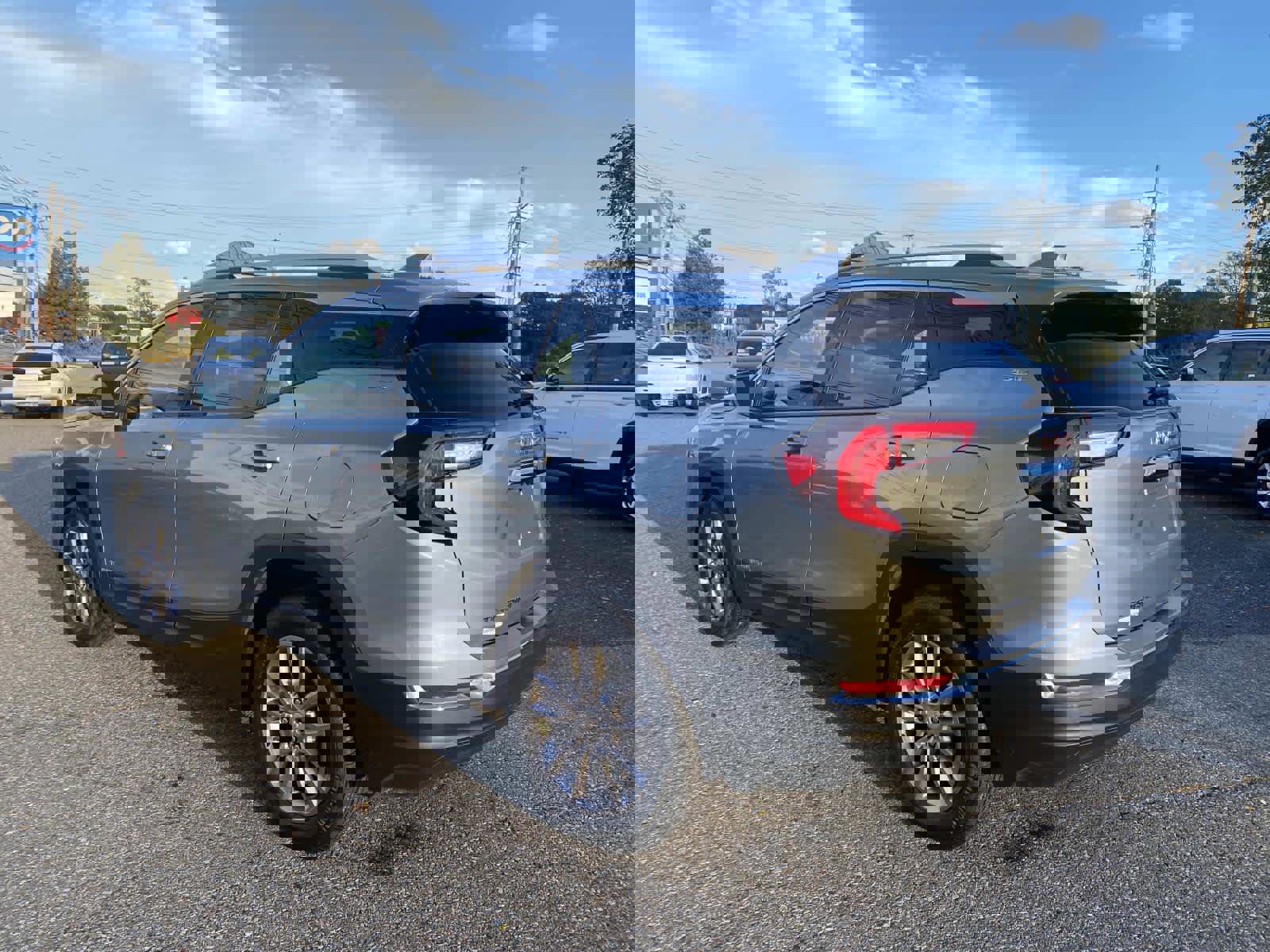 Used 2024 GMC Terrain SLT image 7