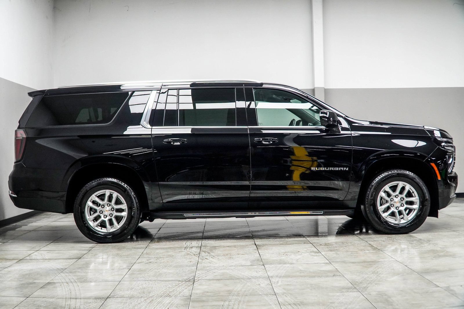 Used 2025 Chevrolet Suburban LT AWD/4WD image 7