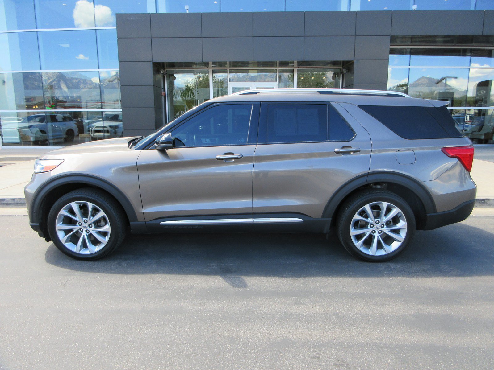 Used 2021 Ford Explorer Platinum w/ Equipment Group 601A AWD/4WD image 3