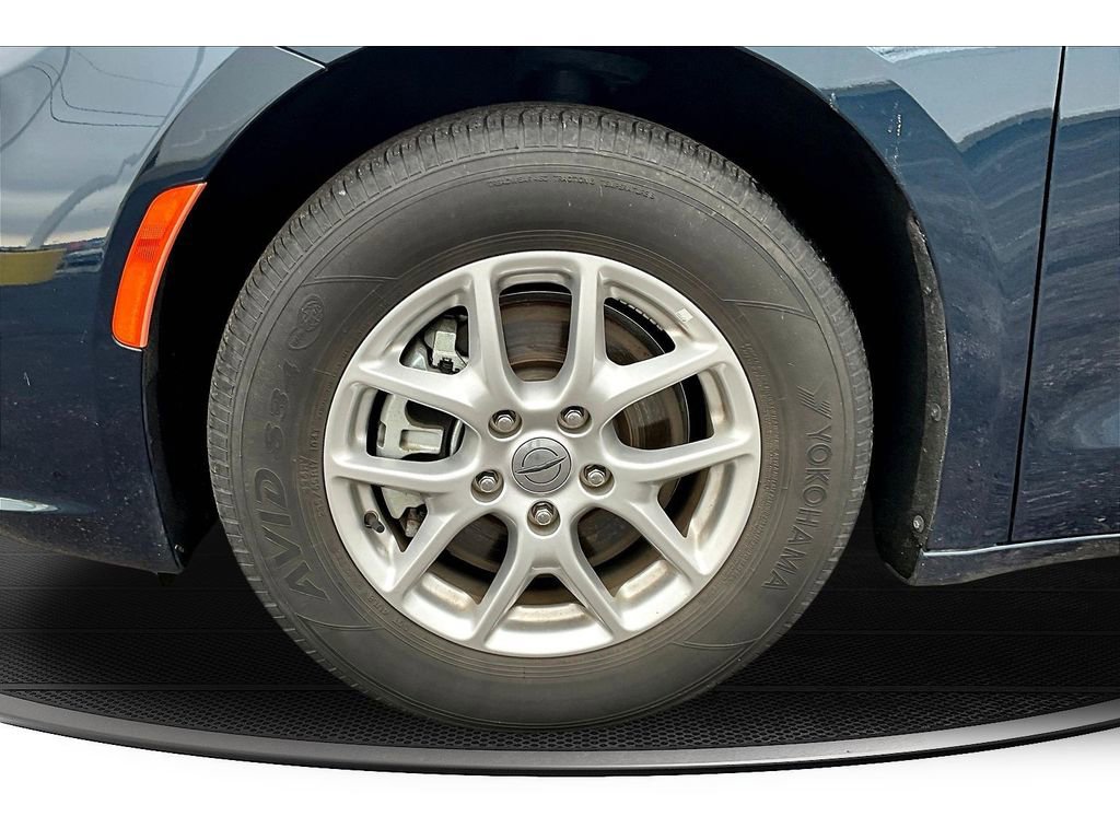 Used 2024 Chrysler Pacifica Touring-L image 10