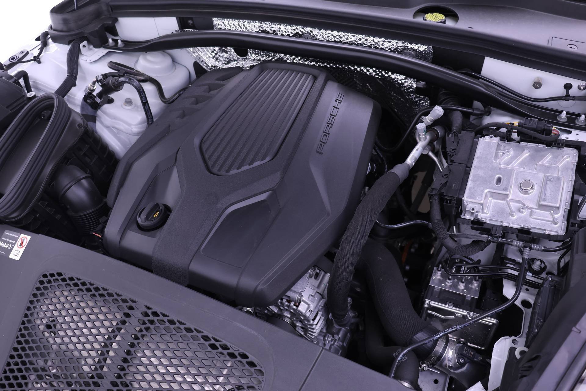 Used 2025 Porsche Macan image 24