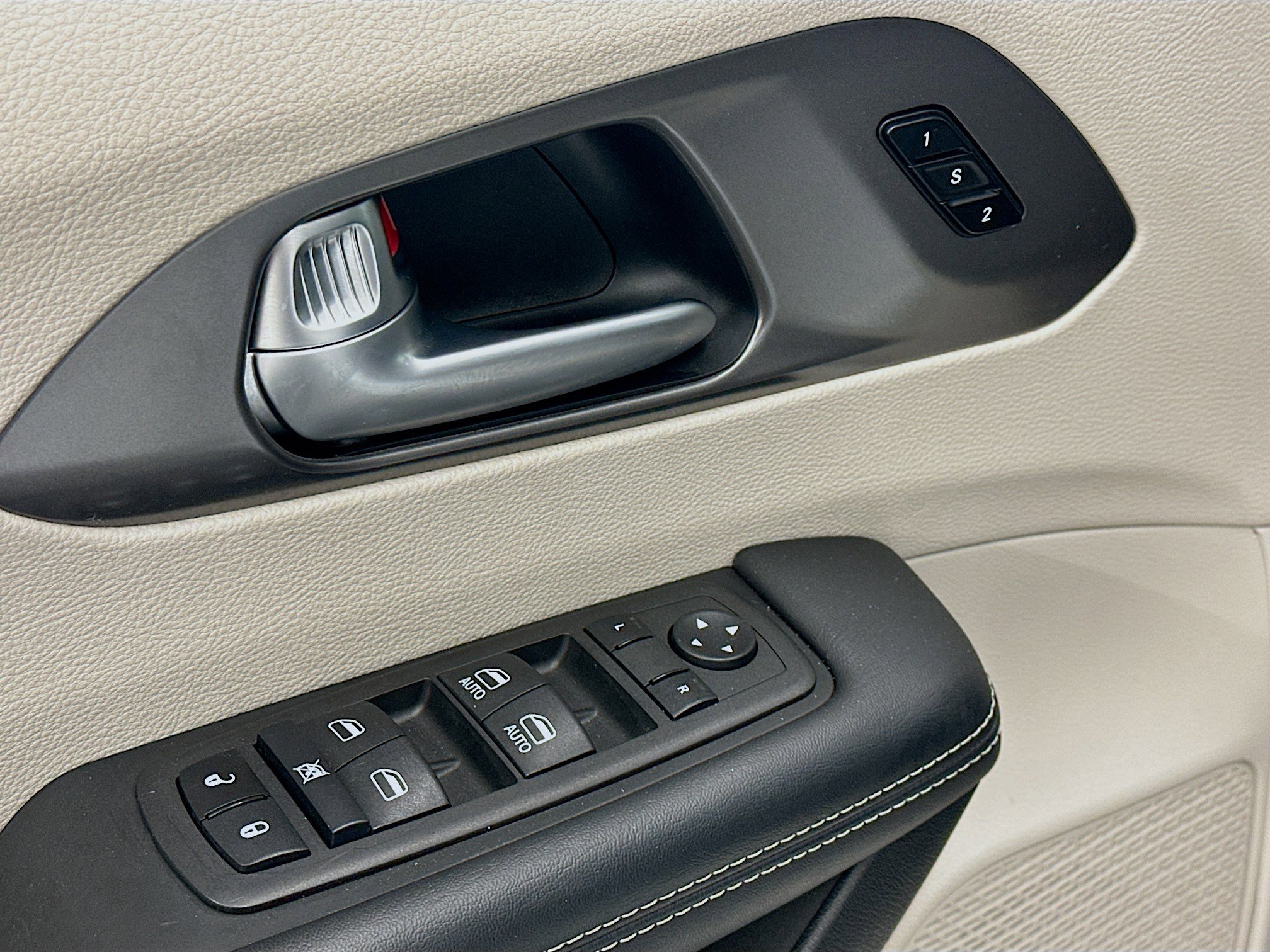 Used 2024 Chrysler Pacifica Touring-L image 15