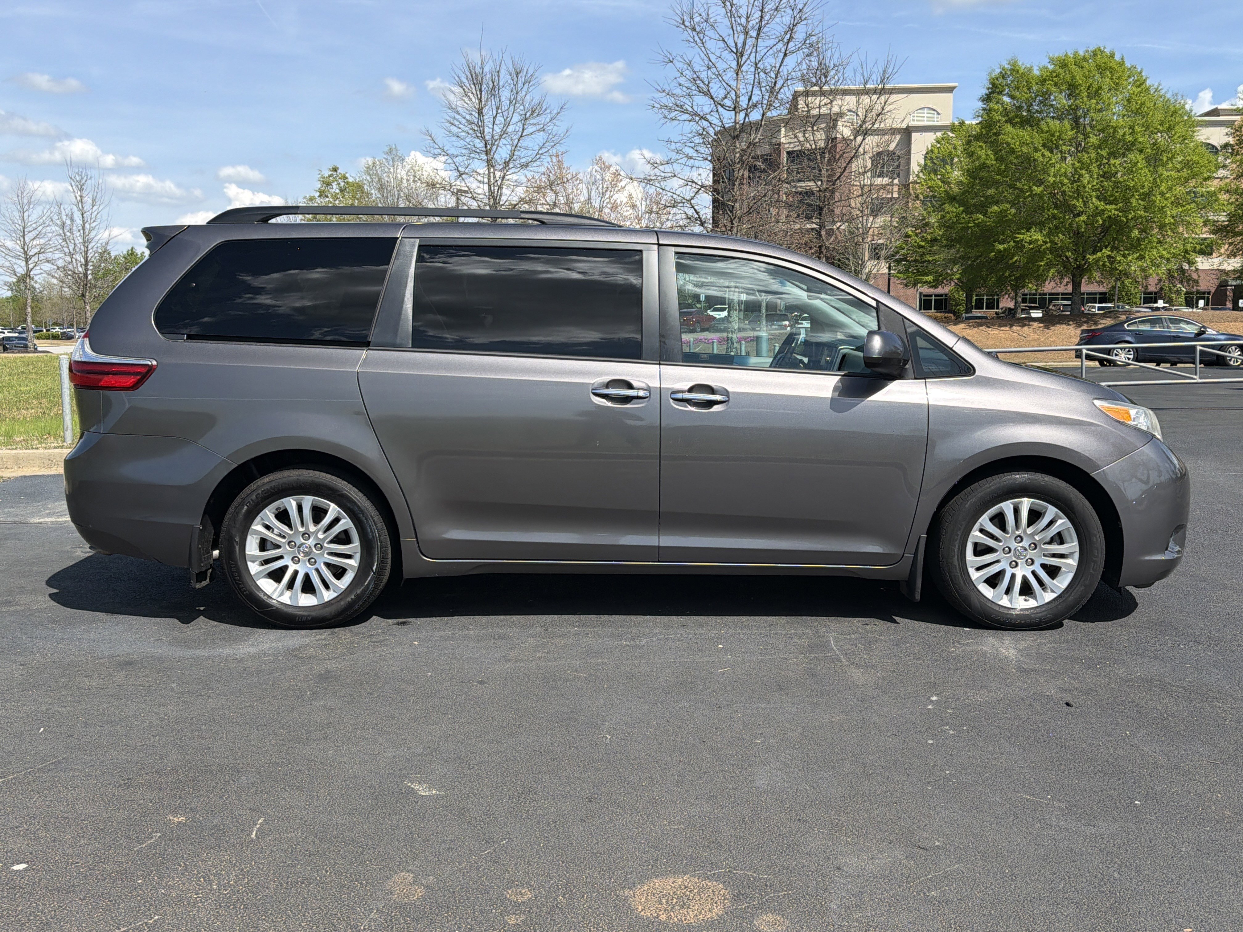 Used 2017 Toyota Sienna XLE image 10