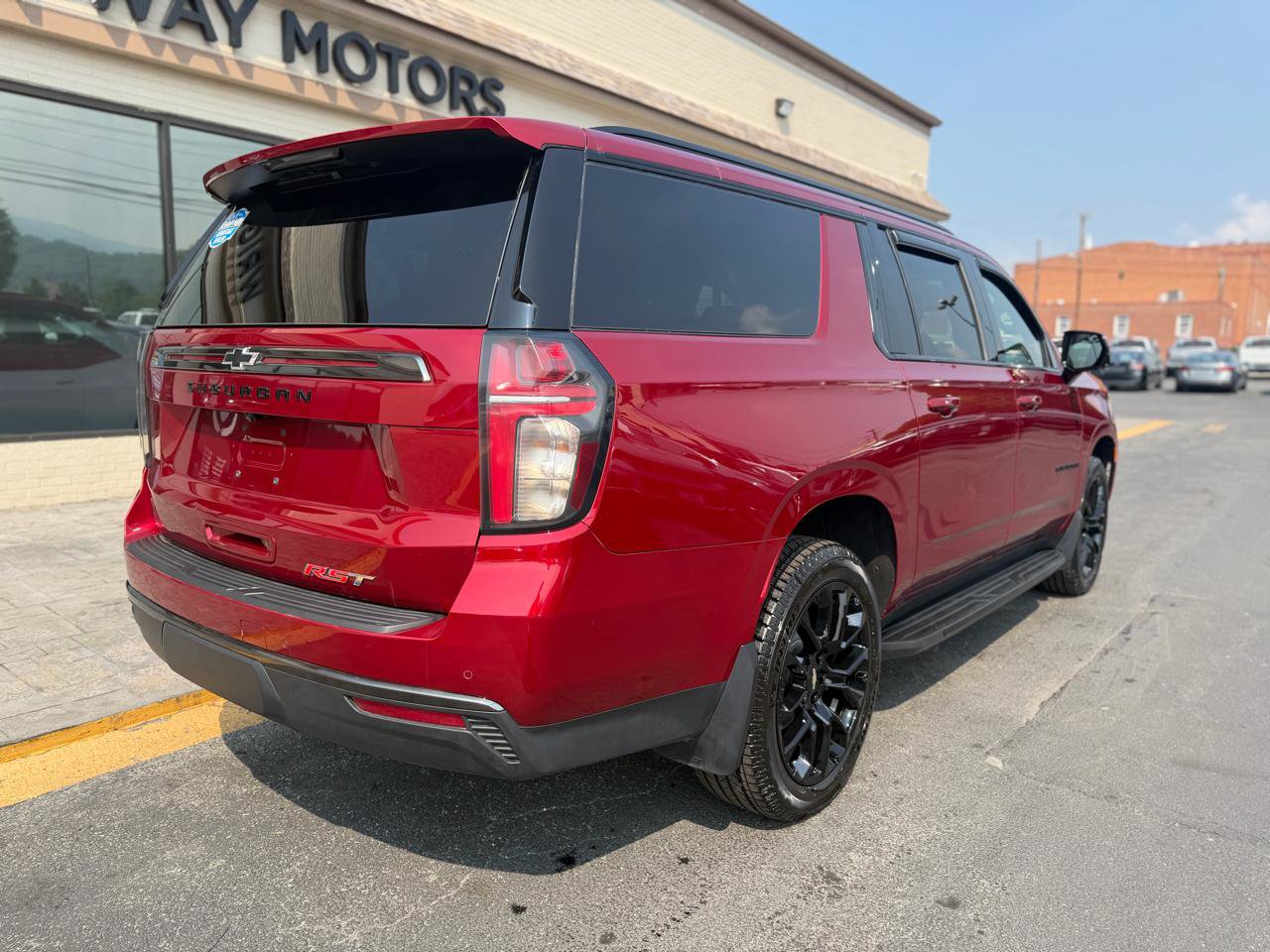 Used 2022 Chevrolet Suburban RST w/ Luxury Package AWD/4WD image 3