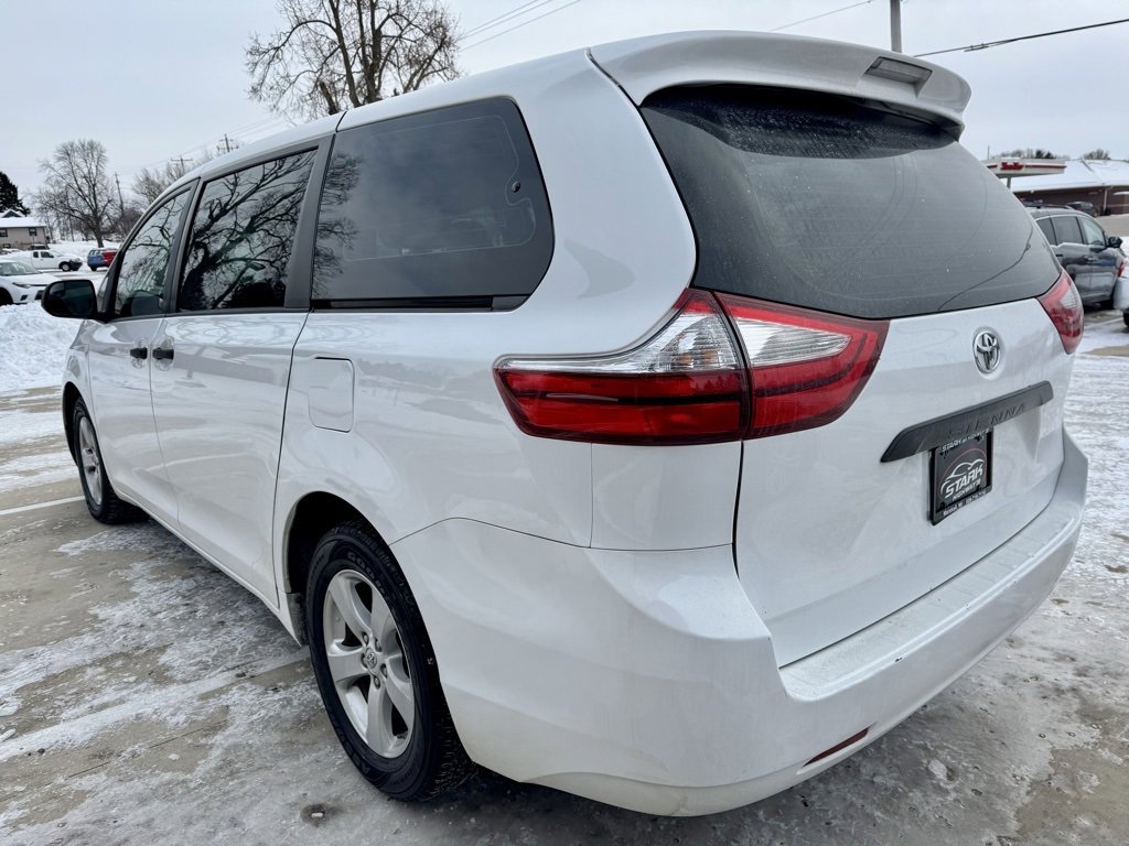 Used 2017 Toyota Sienna L image 5